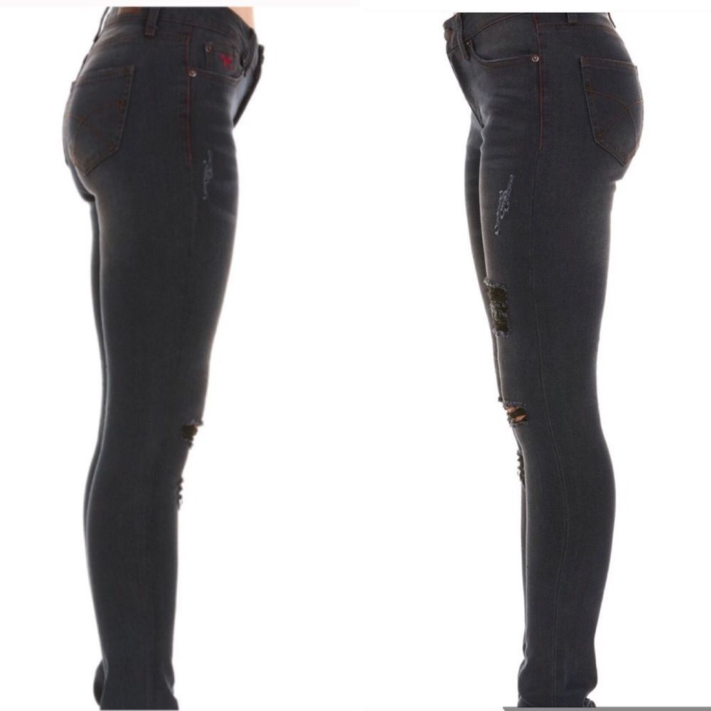 70% OFF ⬇️$110 Black Distressed Mid-Waist Jeans 14